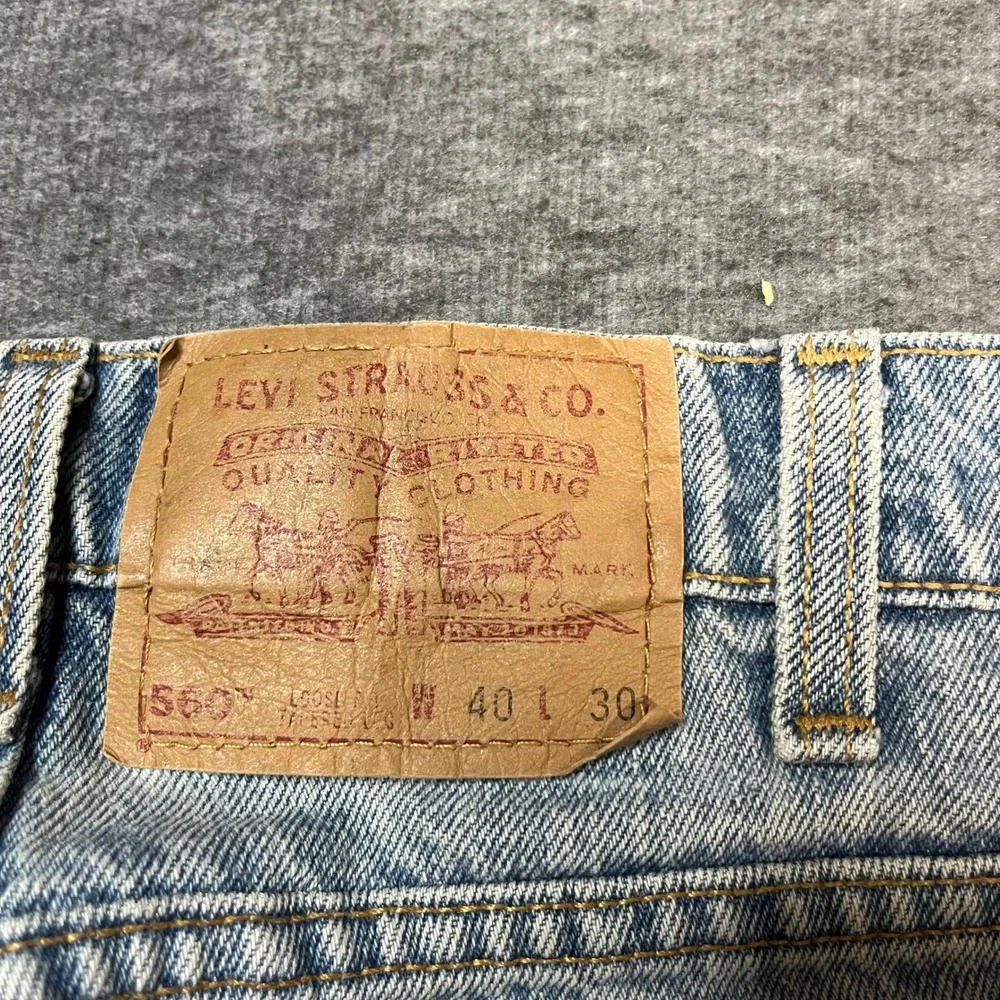 Vintage Levi 560 Comfort Fit Tapered Leg Jeans Light Wash 40x30 90s Mens Denim